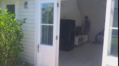 750万能在新西兰买别墅！买一套送一套，还自带泳池