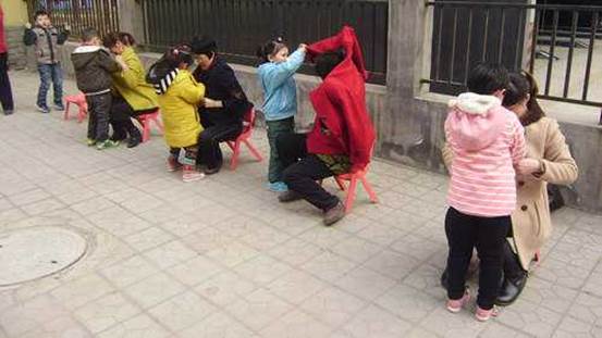 “推你一下怎么了”?熊孩子当街推孕妇,家长强势护犊子惹怒众人