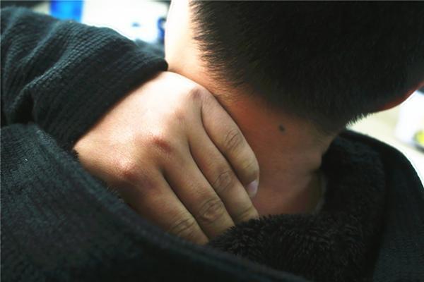 脖子上突然长小肉粒千万要当心,脖子上长出小肉粒怎么解决