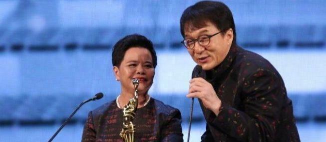 他把偶像拉下神坛