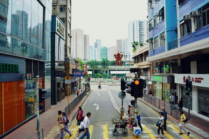 世界将我包围下一句,世界将我包围演唱