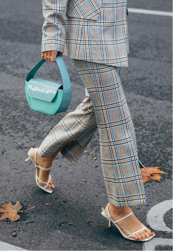 中年西装冬季搭配什么外套,冬季中长大码西装的搭配