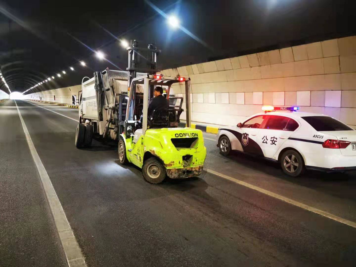 垃圾清运车压坏路面谁来承担,垃圾清运车违章