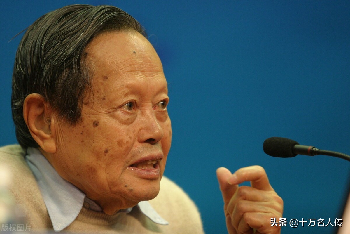 杨振宁的艰难求学,杨振宁怎样看待外界的非议