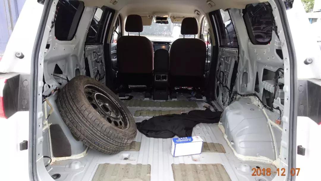 男子开面包车撞上电动车逃逸,男子开面包车撞上电动车后逃逸