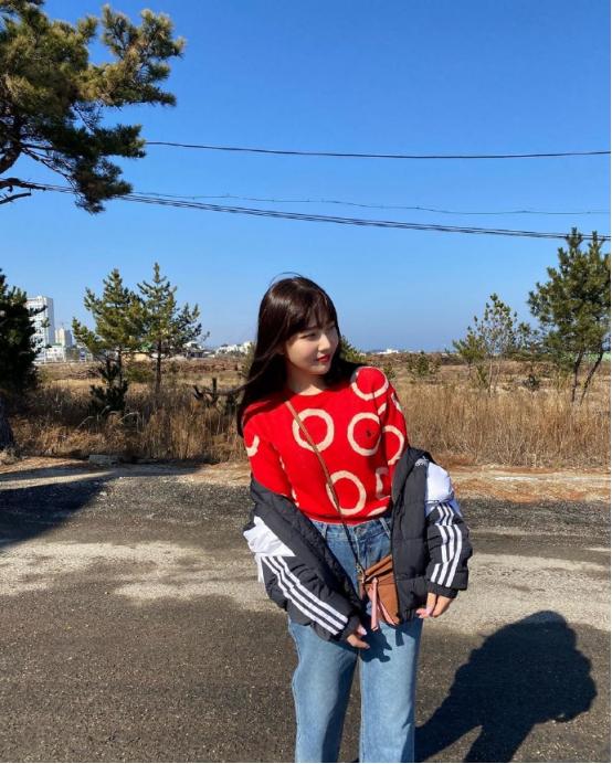 智秀白衣服配牛仔裙,秀智穿搭夏天气质上衣图