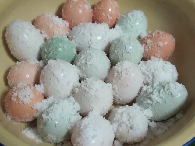 现在腌咸鸭蛋最合适，3步搞定，半个月就能吃，个个金黄起沙流油