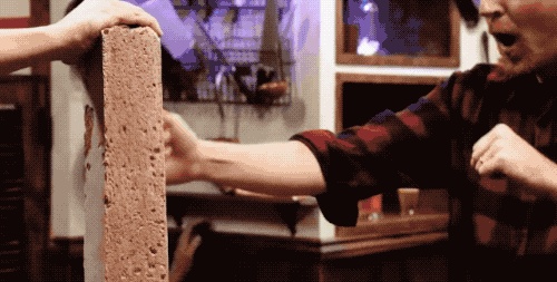 电影里用啤酒瓶“爆头”,是真的玻璃瓶吗?