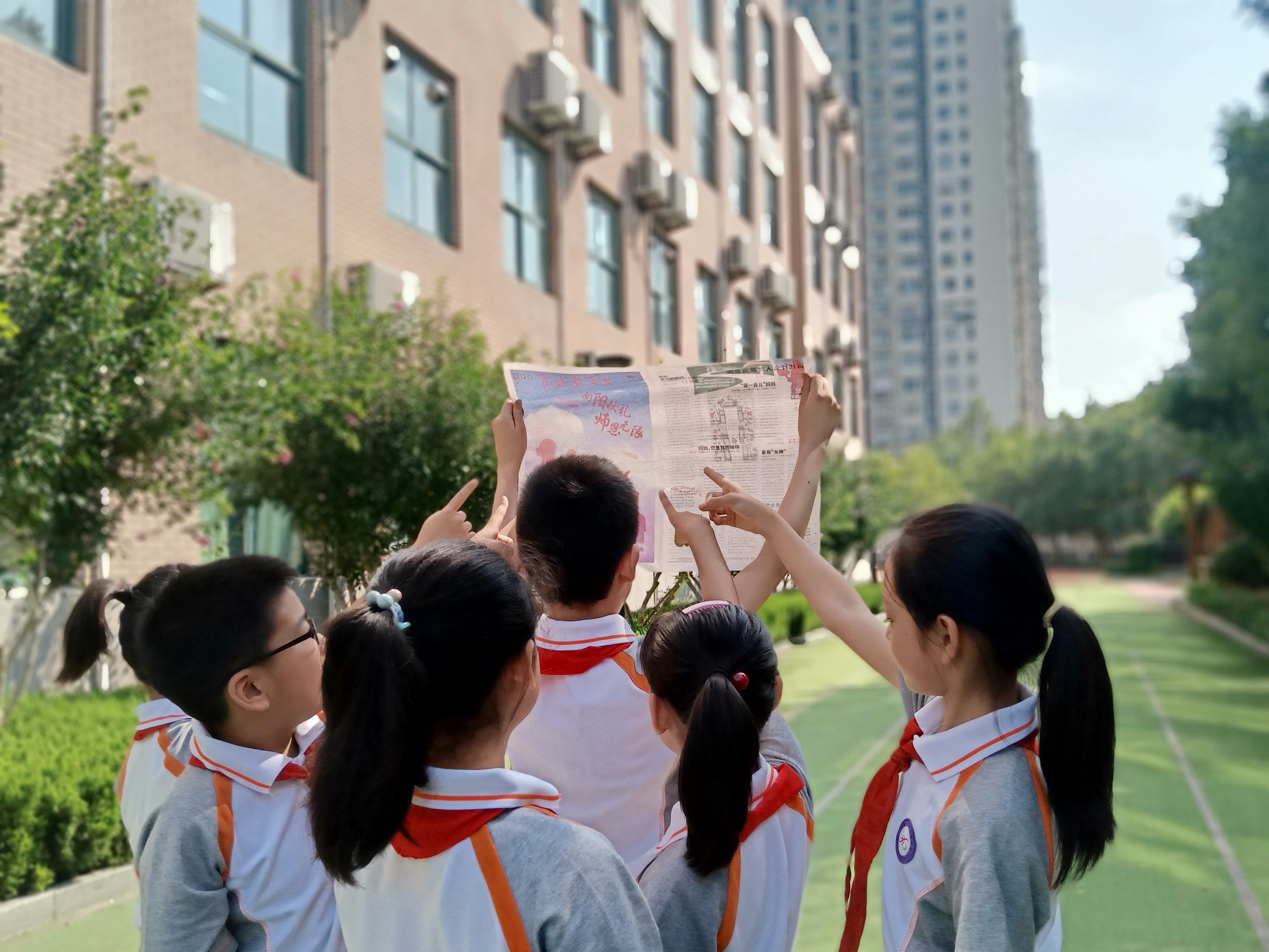 向阳献礼，师恩无限！《泉城家庭教育》创意封面感动济南师生