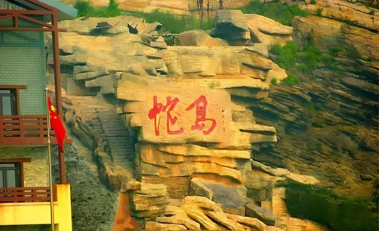 开瓶后窜出咬人的蛇为何蛇在酒中泡这么久不死