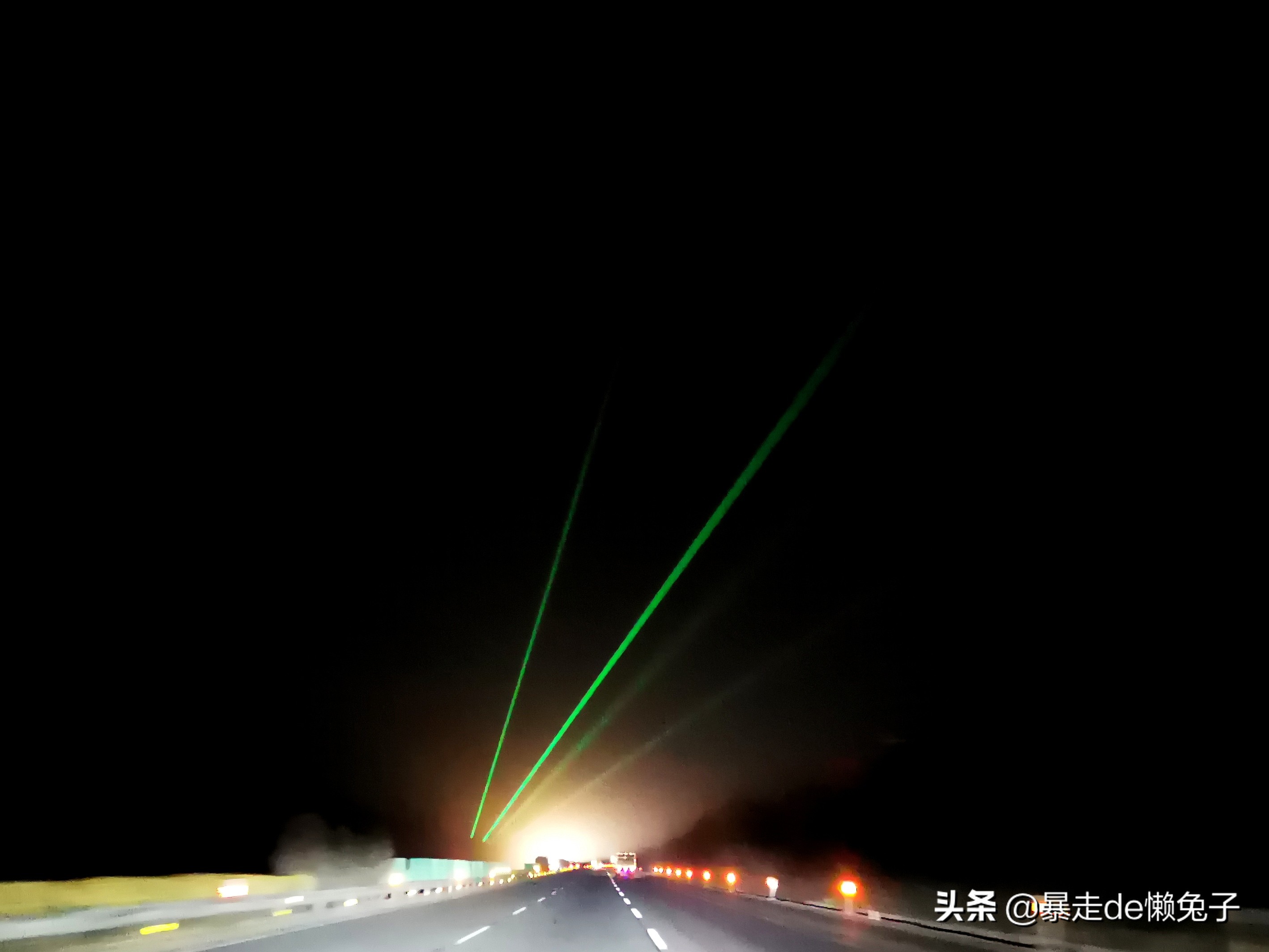 无奈！国内县城旅游，为什么总离不开激光灯？是发展，还是污染？