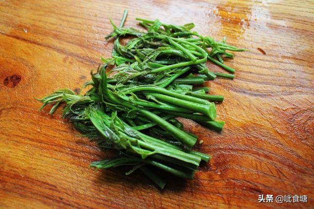 香椿炒鸡蛋正确做法先别着急下锅,香椿炒鸡蛋简单易学你会了吗