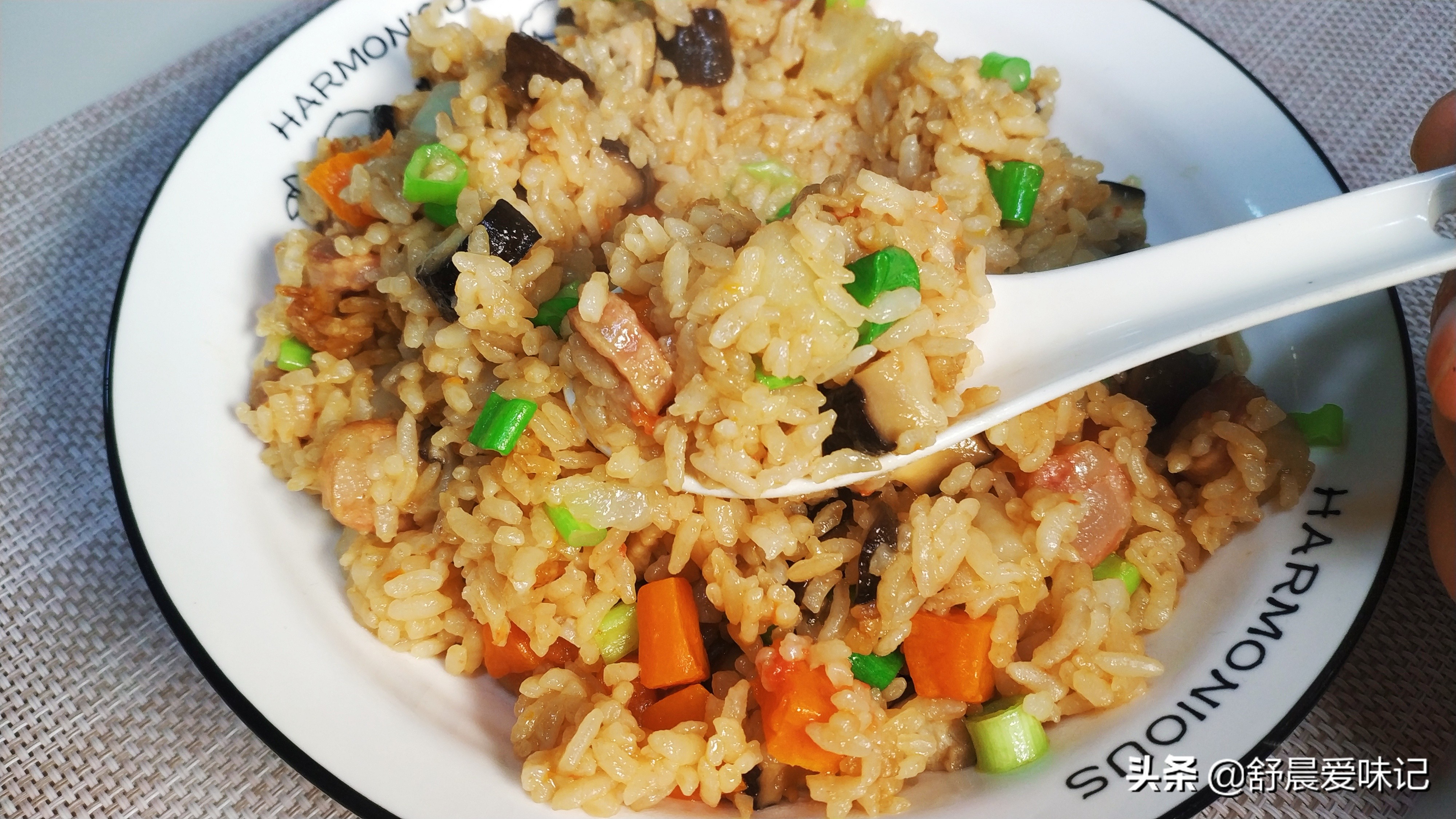 在家做“懒人饭”，有肉有菜还有饭，喷香好吃，孩子都能吃两碗