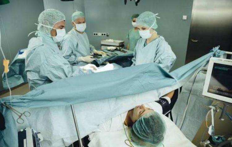 面对妇产科3大尴尬事：内检、刮毛、剖腹，男医生怎么想？