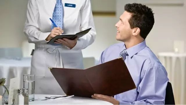 他把自己的餐厅作死了，却靠三招起死回生