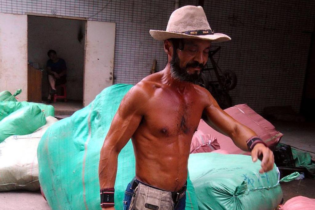 为了供孩子读书父母一天打四份工,为供两个孩子上大学四处奔波打工