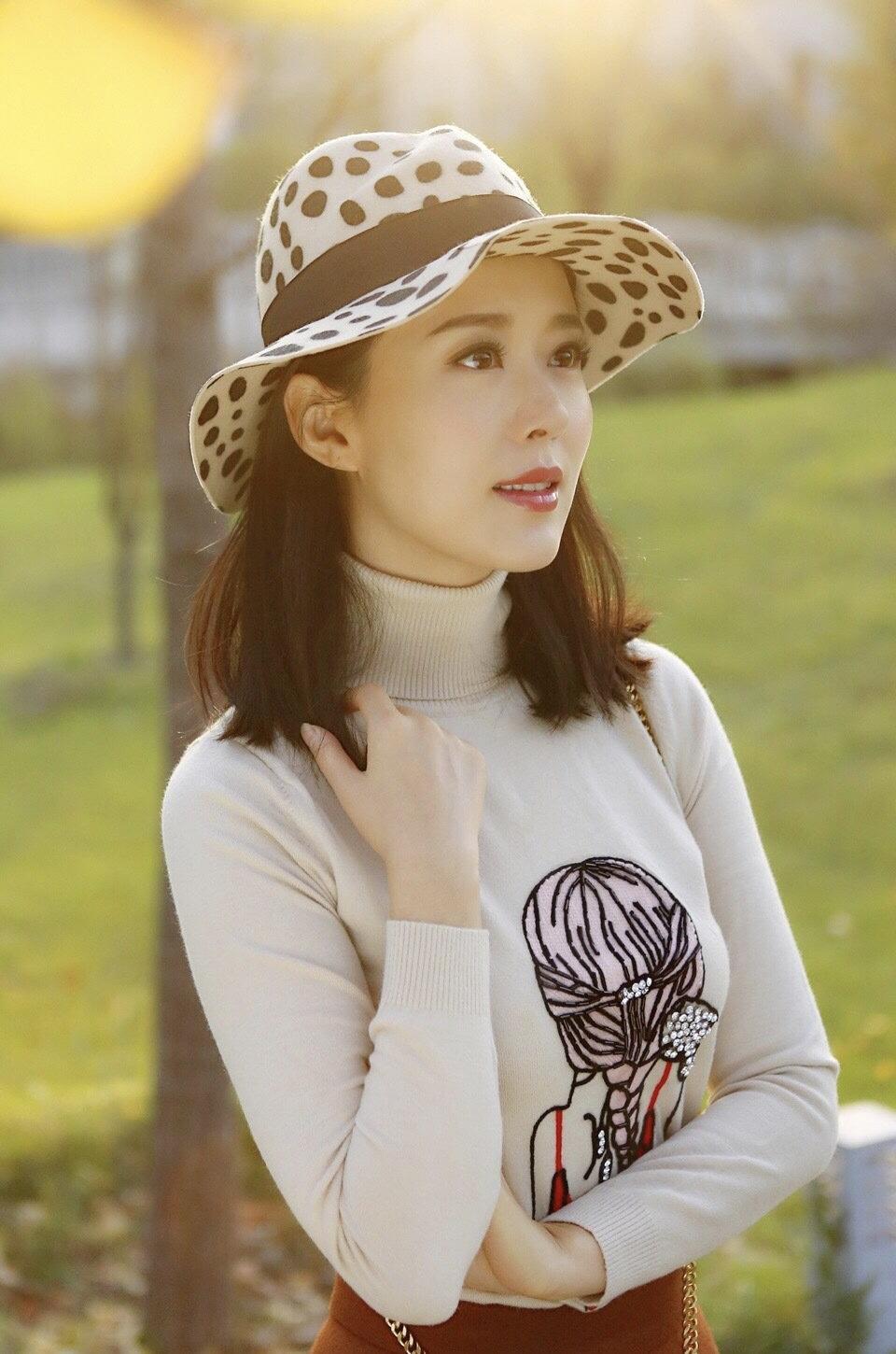 颜丹晨气质穿搭,颜丹晨穿深v领裙装