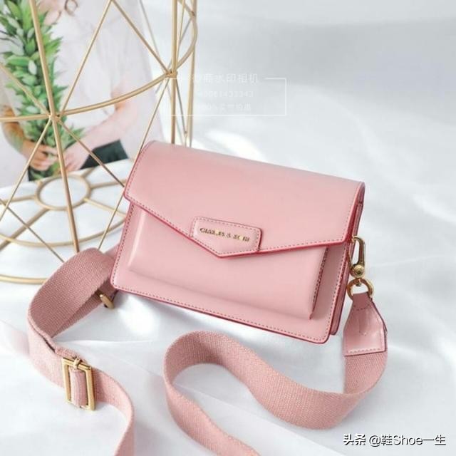 小ck包迪丽热巴同款,迪丽热巴背的迪奥斜挎包