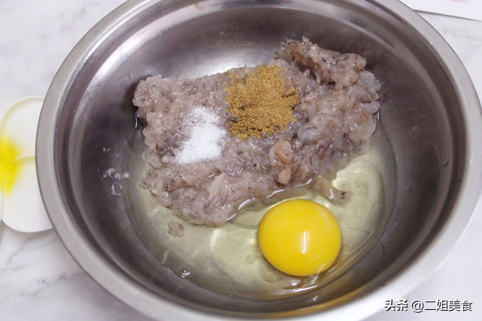 做虾丸超级简单而且营养又好吃,家中常备不加粉的虾丸才是真虾丸