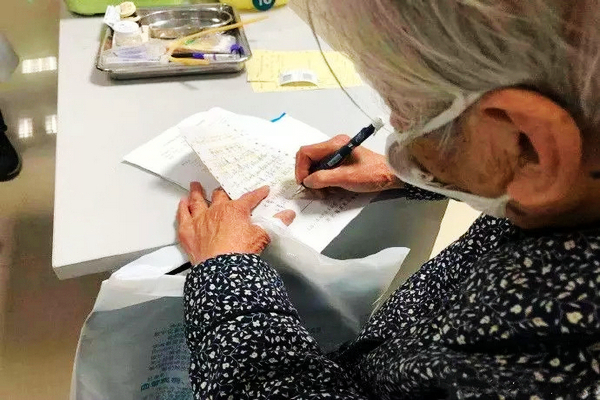 疫情面前熬不下去时就看看他们