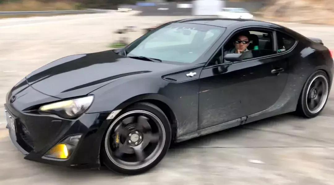 丰田86轮毂装18寸还是17寸好,丰田86加宽体