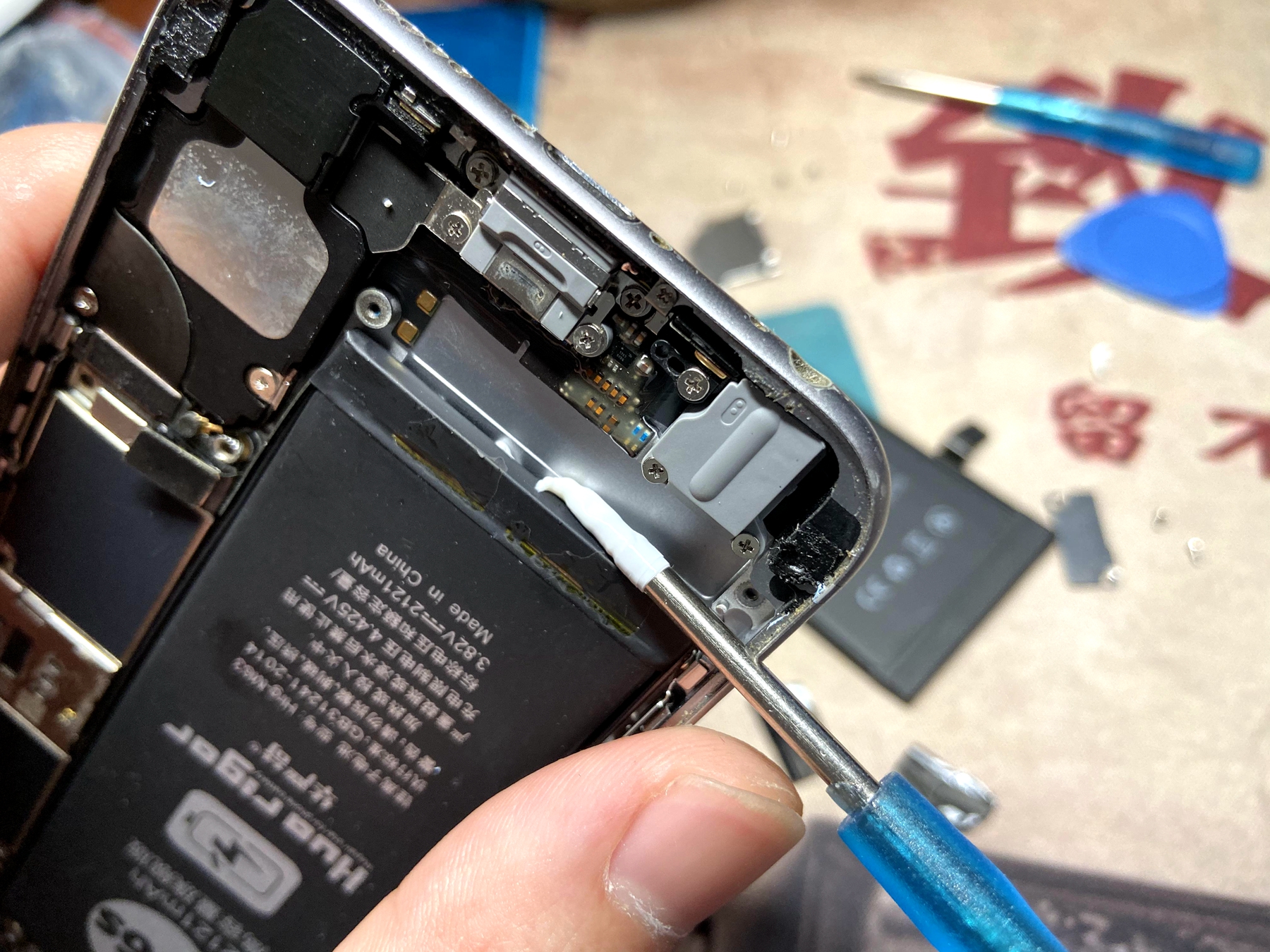 今天给2年717次电池循环次数的苹果6s动了个手术,纯干货多细节)