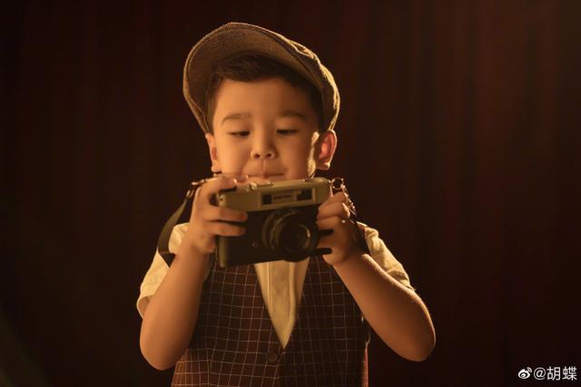 央视播音员胡蝶有几次婚姻,胡蝶荣立二等功