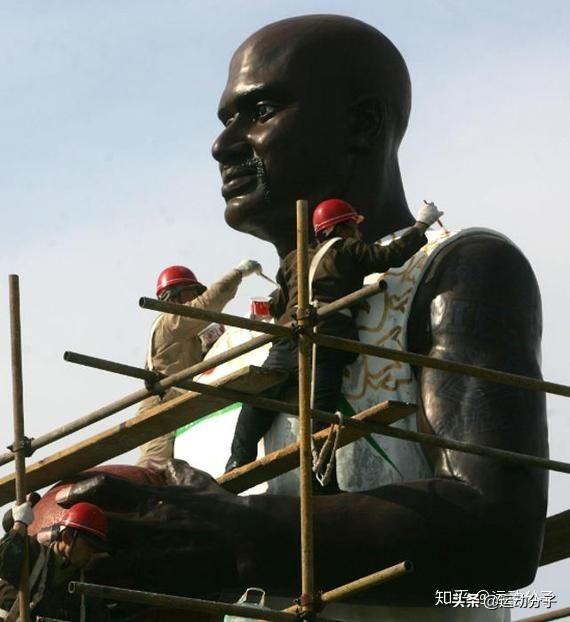 斯台普斯球馆雕像,斯台普斯中心门前的雕像