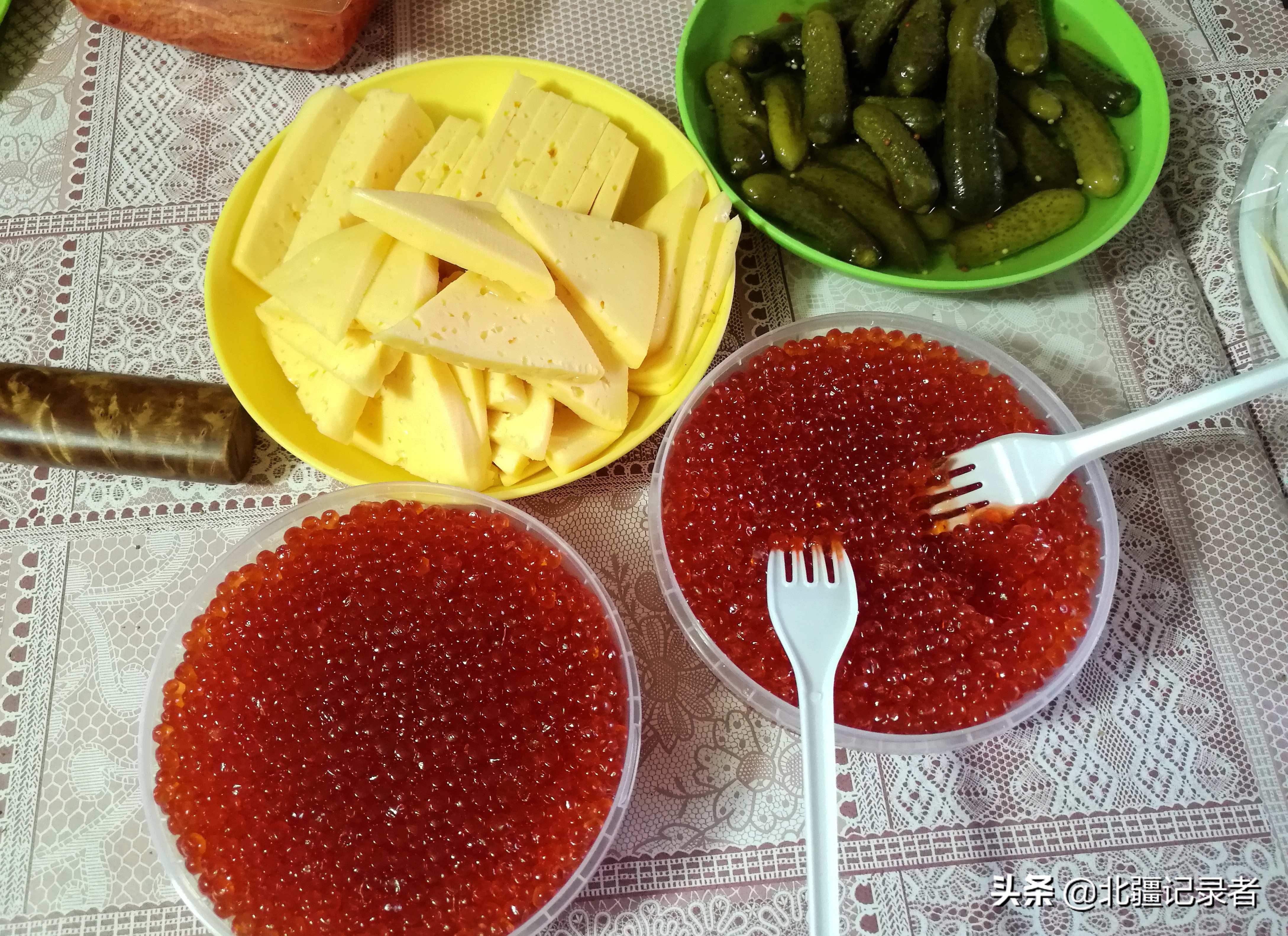 俄罗斯大叔用这些食材招待中国好朋友,中国大叔有话说