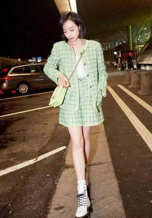 女人过了40岁,别总想装嫩,多穿这3种“减龄色”,高级又温柔