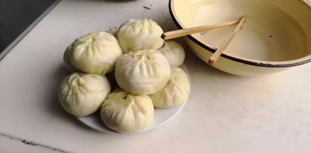 “老板儿，来十个包子，肉的哈~”都江堰人的早晨从这口油滋滋开始，这8家包子店，你最钟意哪家？