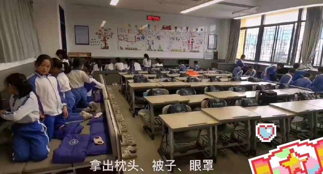 教室设置午休床,深圳一小学班级内设置午休床