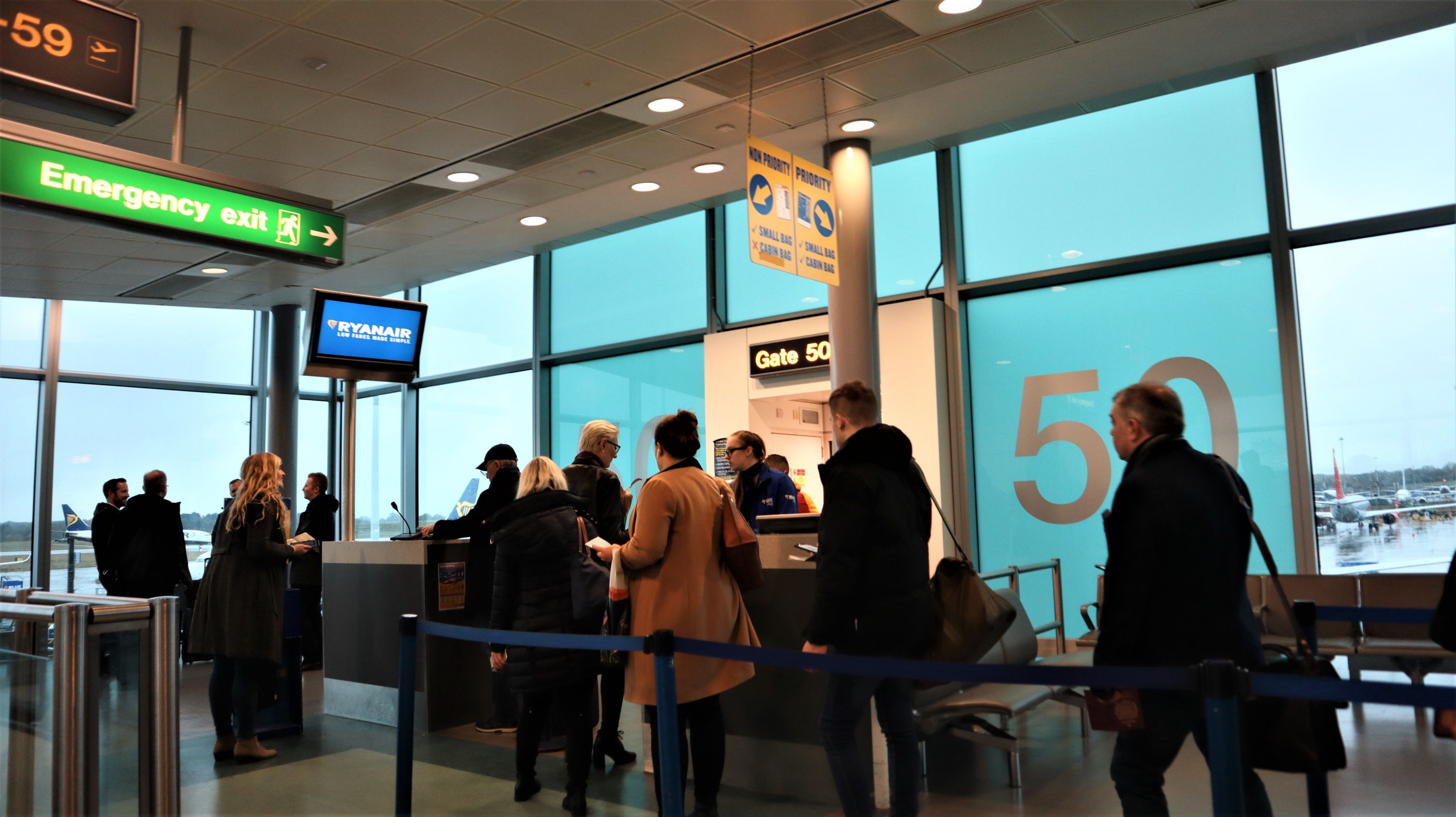 票价100块的欧洲超短线！座椅比国内廉航还窄，坐几分钟都受不了