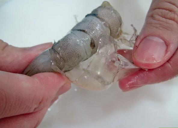 青虾怎么改刀为蝴蝶虾呢,蝴蝶虾的改刀方法