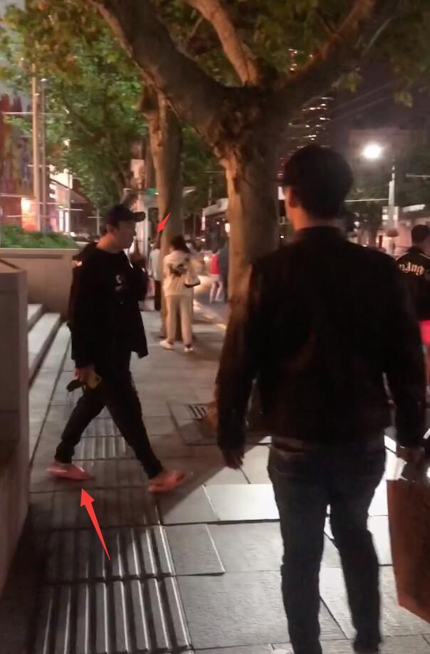 王思聪穿拖鞋进自家酒店,王思聪穿拖鞋短裤视频