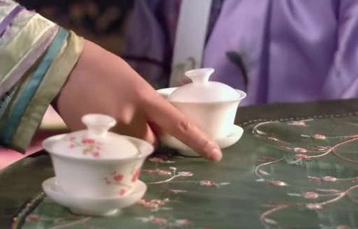 甄嬛初进宫与陵容和眉庄结为好友,甄嬛眉庄和陵容三个人的暖心对话