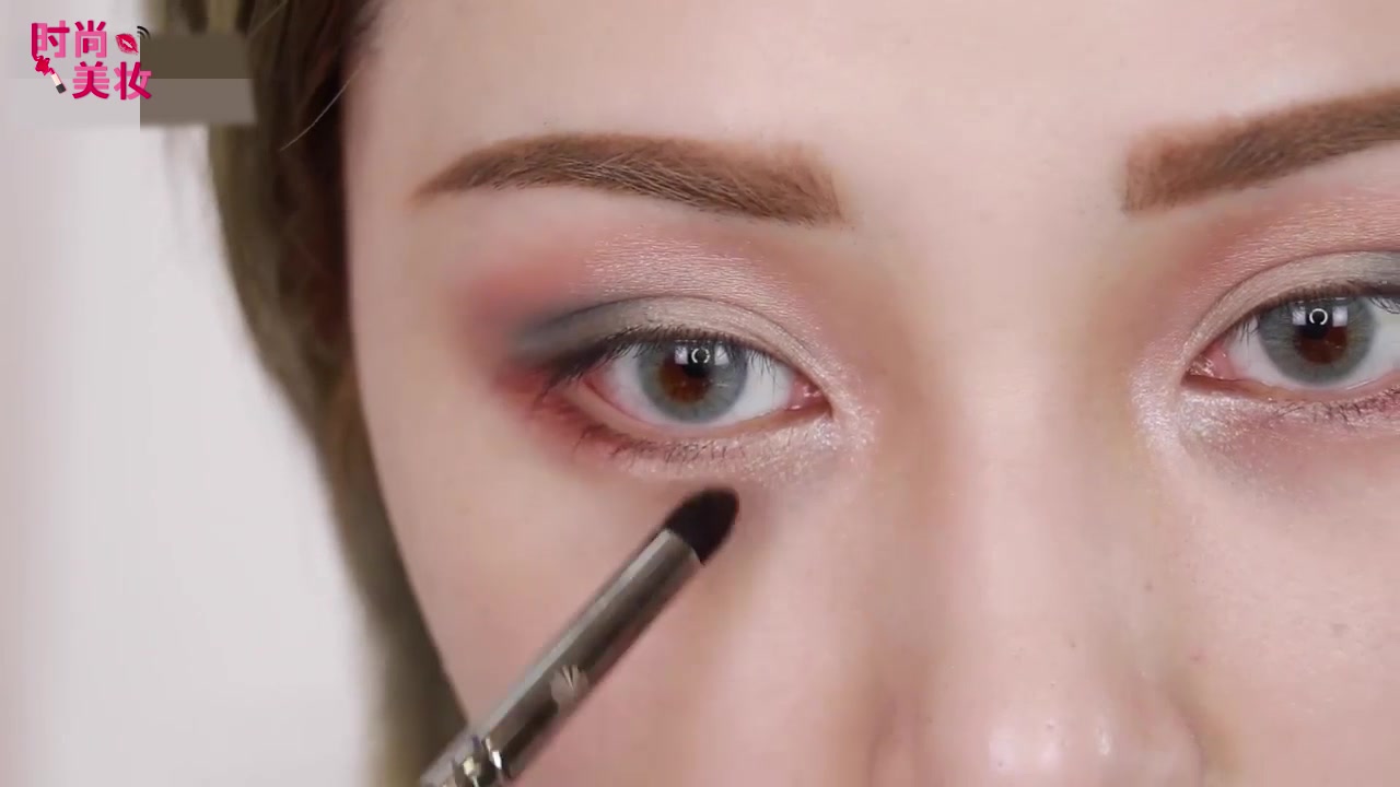 美妆小教程粉色眼影怎么画不会肿,欧美妆教程新手入门粉色眼影