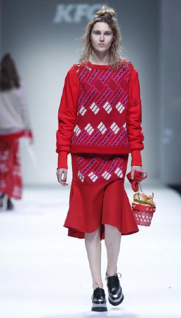 kfc联名桶改水桶包,kfc联名搭配