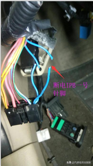 伊兰特右前门一开就烧保险,现代伊兰特按喇叭烧保险丝