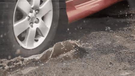 修马路不灌水泥,美国人直接用胶布,这是什么“智障”操作?