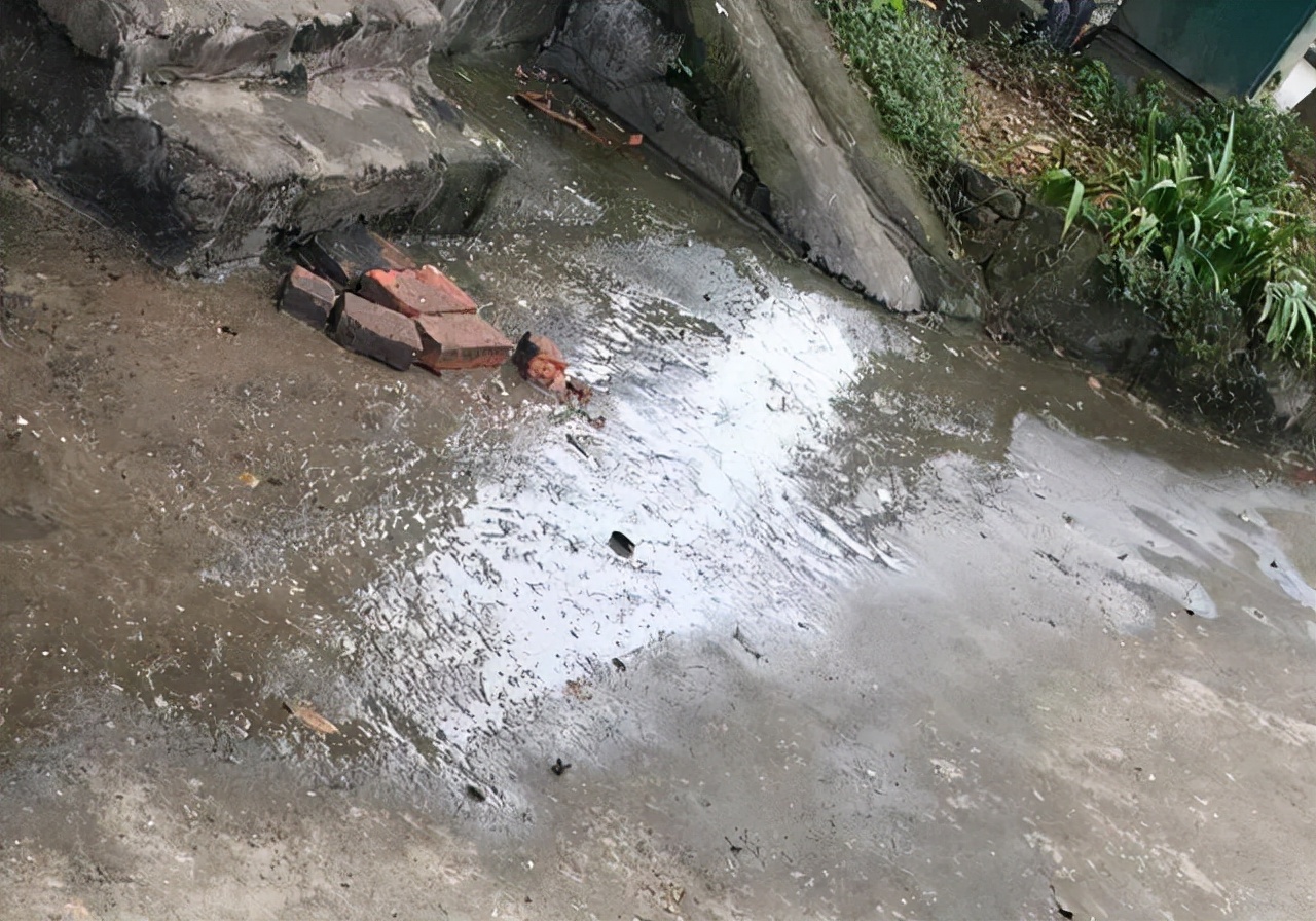 眉山这个社区门口，到处都是下水道油污，又脏又臭到底是怎么事？