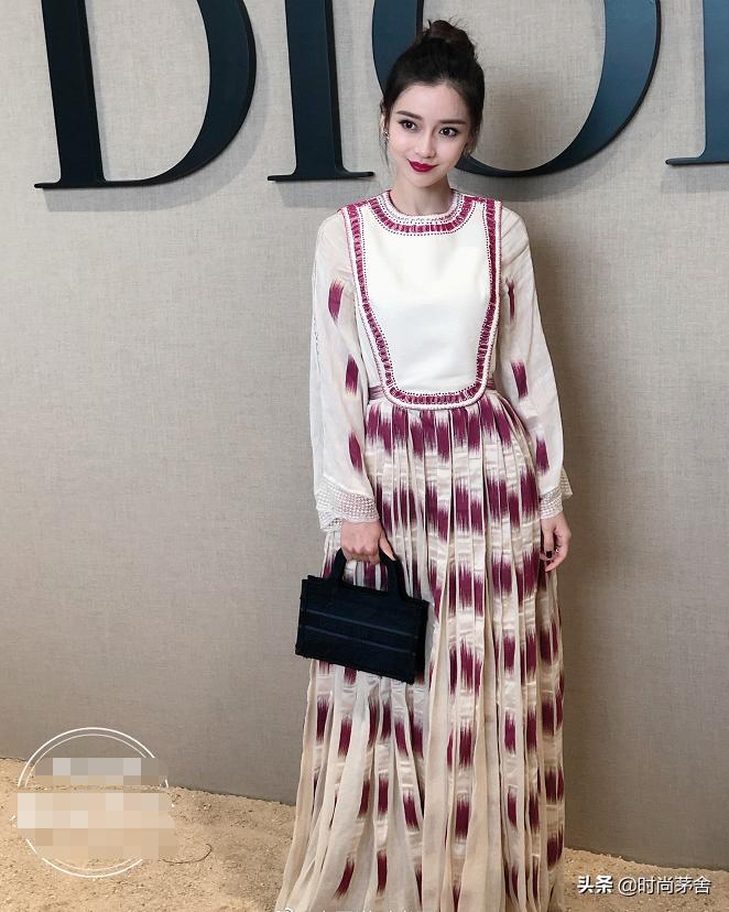 baby看表演,baby身穿绿色闪光裙搭配翅膀造型