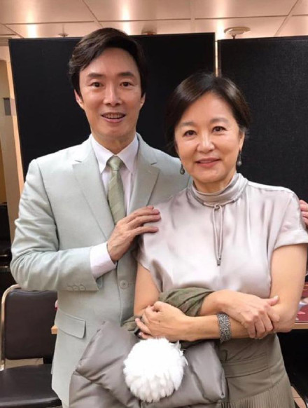 费玉清周华健同台献艺,费玉清现场谈告别