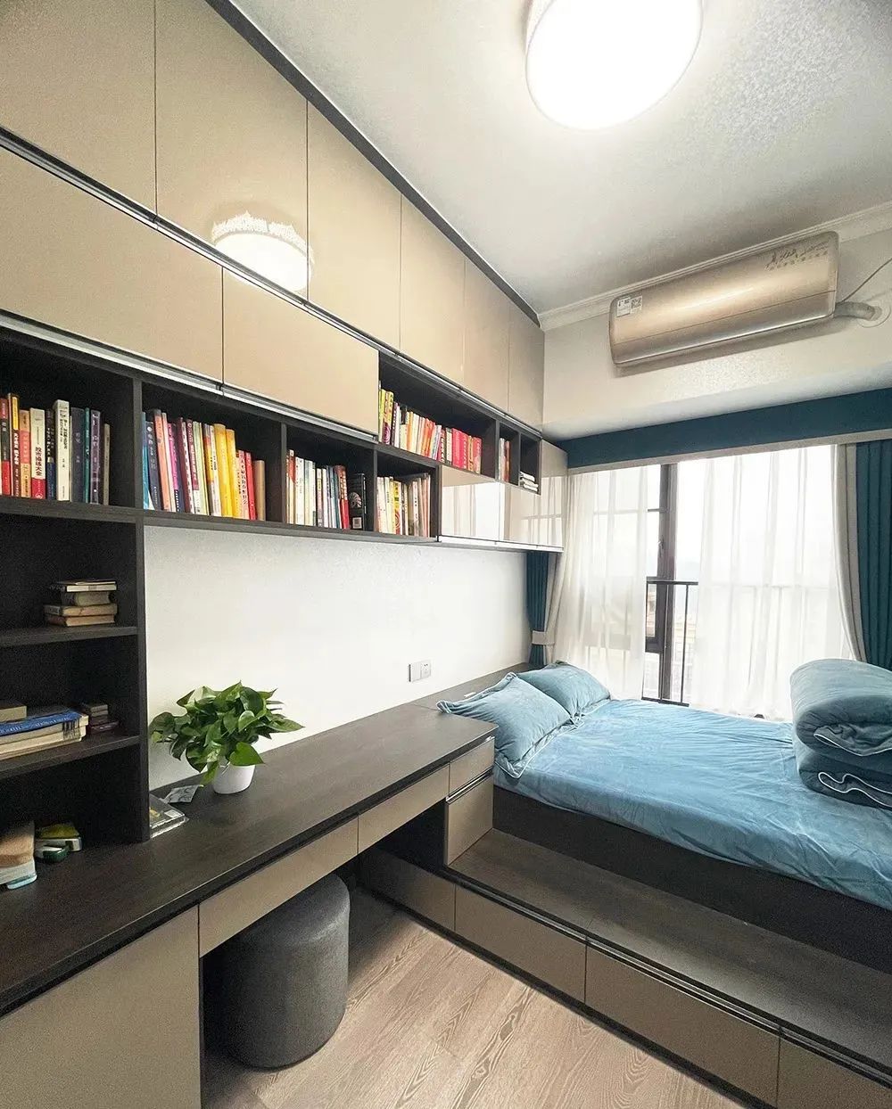 阳台改成小卧室凸出来的,阳台改成衣帽间和办公区