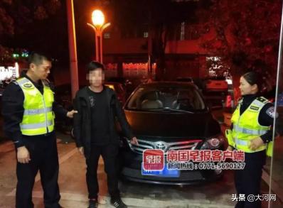 4岁男童开轿车，副驾驶坐着小女孩！家长理由让人无语