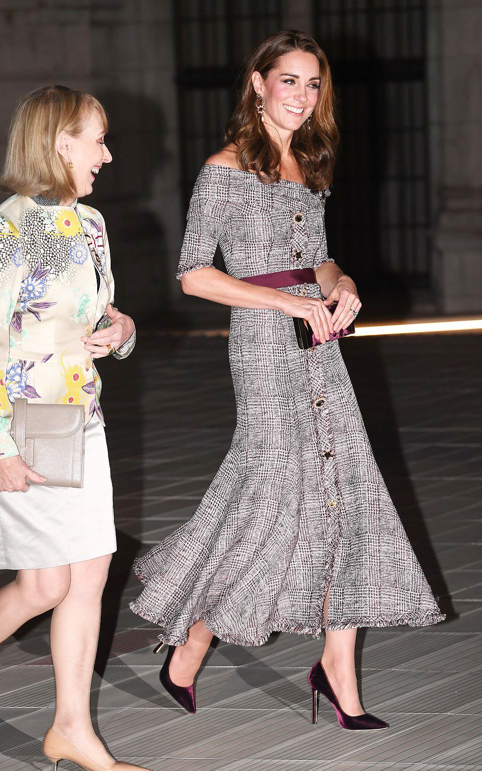 绿色印花裙堪称减龄神器，梅根凯特“抢”着穿，领口太低不避嫌？