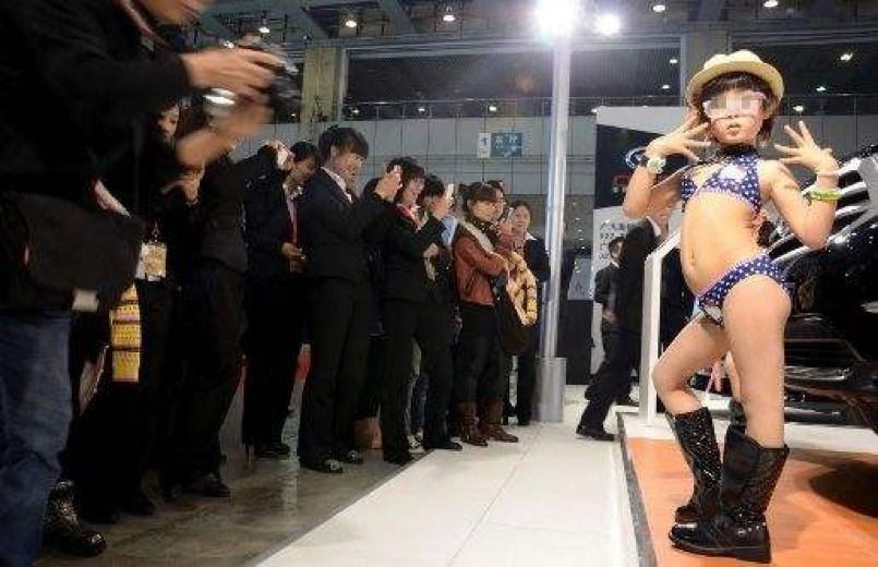 靠贩卖女儿照片赚100万，他们才是真正的魔鬼