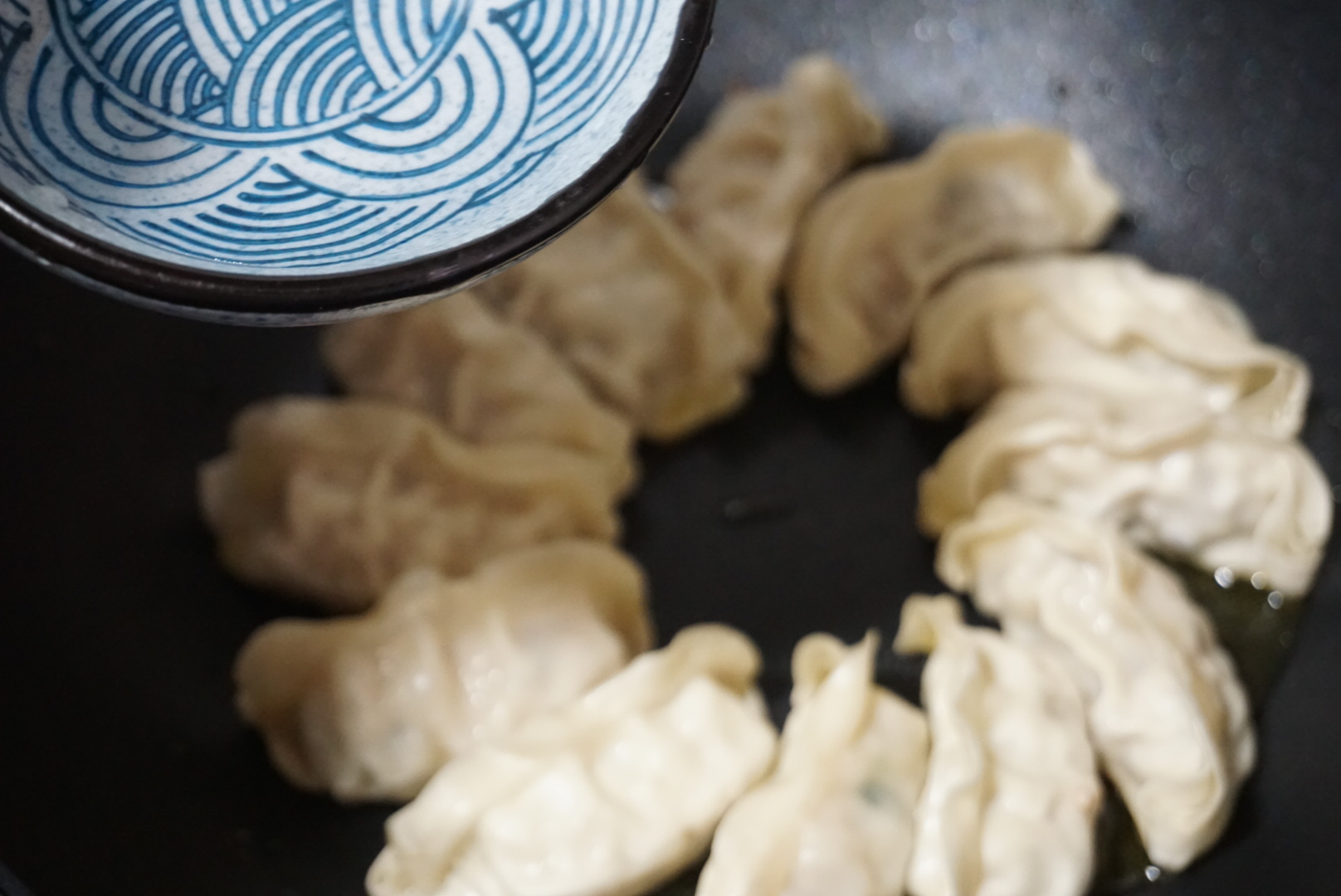 抱蛋煎饺中蛋液需要加水吗,网红蛋饼煎饺的做法