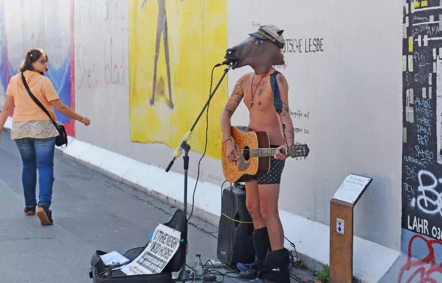 诗人或流浪者,街头艺人是一种什么生物?