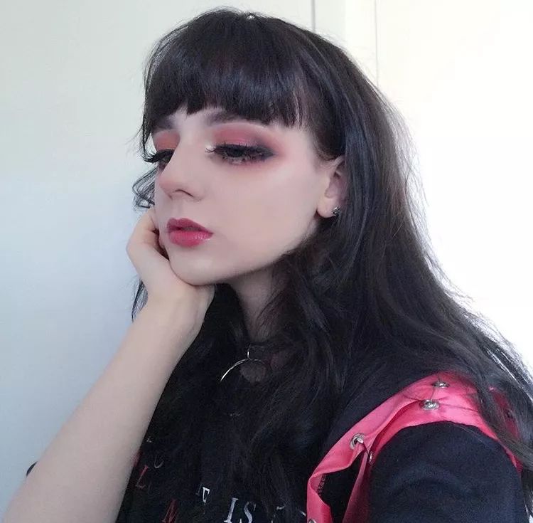 女孩酷似迪丽热巴!还是个日本JK制服爱好者